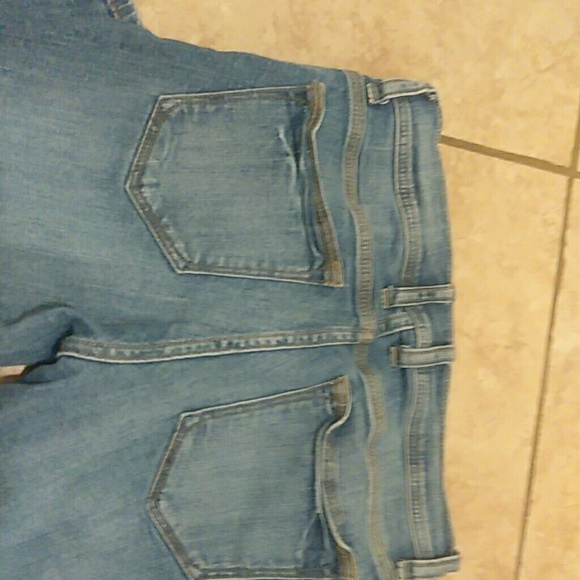 A pair of light denim pants - Picture 2 of 2
